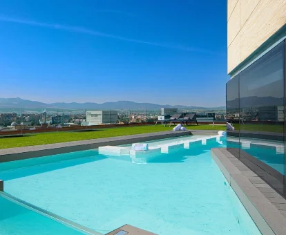 Piscina al aire libre del hotel con spa Barceló Granada Congress en Granada