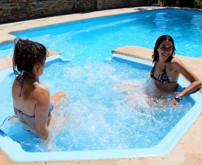 Piscina exterior con sistema de hidromasaje, perteneciente al spa de la casa rural Posadas De Granadilla. Zarza de Granadilla 