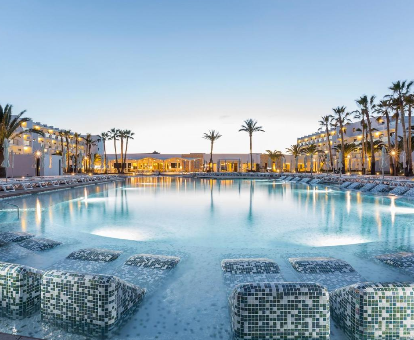 Piscina al aire libre del hotel con spa Grand Palladium en Playa d'en Bossa