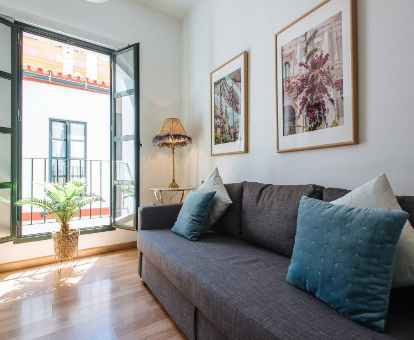 Zona de estar y terraza del apartamentocon servicios de spa Great Location Apartament en Sevilla