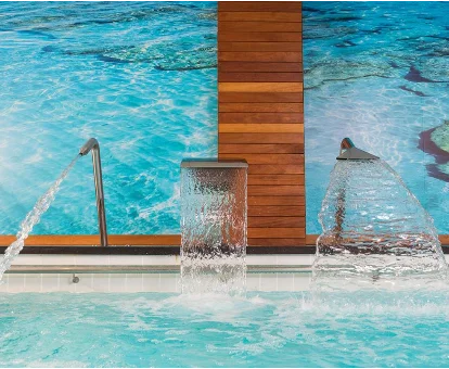 Bañera con fuentes de agua e hidromasaje del spa ubicado en los Apartamentos Guitart en Lloret de Mar