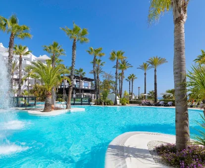 Piscina al aire libre del Hotel con servicios de spa H10 Estepona Palace, Estepona 
