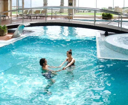 Piscina interior climatizada ubicada en el spa del Hotel H10 en Playa Blanca