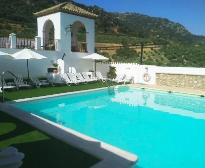 Piscina exterior del Hotel con spa Hacienda Minerva en Zuheros