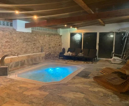 Bañera de hidromasaje en zona de spa de la Villa Hacienda Romero I y II en Pozo Alcón