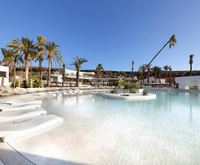 Piscina al aire libre estilo playa artificial en el Hard Rock Hotel Tenerife