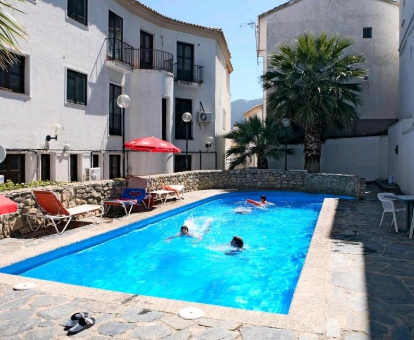 Piscina al aire libre del apartamento con servicios de spa Hnos Pilas en La Iruela