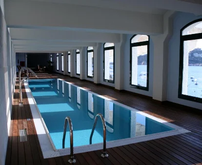 Amplia piscina con fuente de aguas ubicada en el spa del Hostal de la Gavina en S'Agaro