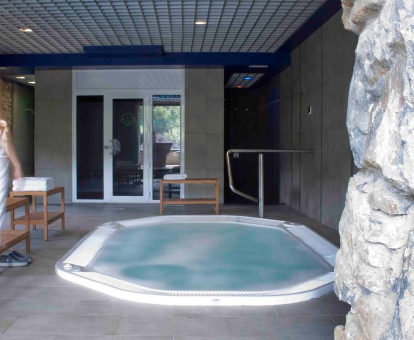 Mini piscina con hidromasaje del spa situado en el Hostal Els Roures. Sant Pau de Seguries