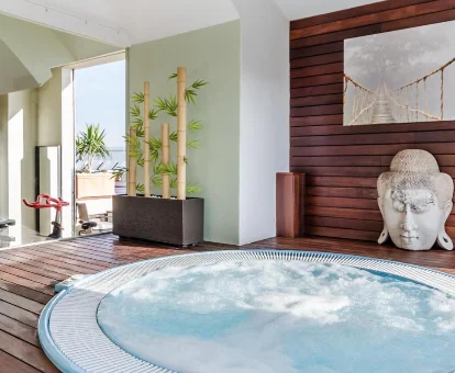 Jacuzzi de hidromasaje del spa del Hotel 525 en Los Alcázares