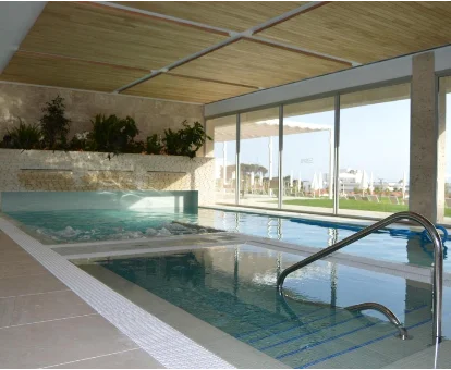 Piscina interior del hotel con spa 55 Santo Tomas 