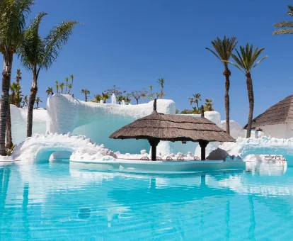 Piscina temática al aire libre del hotel con spa  Albayzin Del Mar en Almuñécar