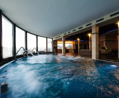 Piscina cubierta con chorros de hidromasaje en Kn Hotel Arenas del Mar Adults Only