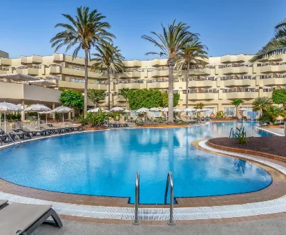 Piscina exterior del hotel con spa Barceló Corralejo Bay en Corralejo.