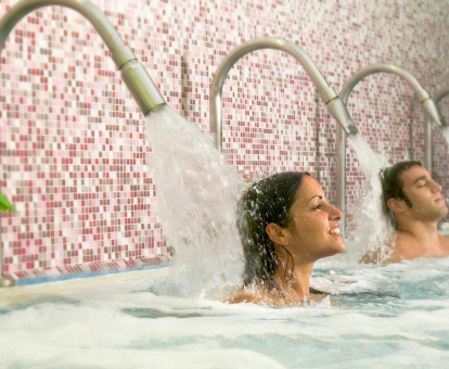 Bañera de hidromasaje del spa localizado en el Hotel BCL en Benidorm