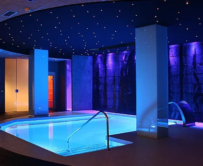 Piscina con fuente y ducha de hidromasaje del spa Hotel Bernat II en Calella