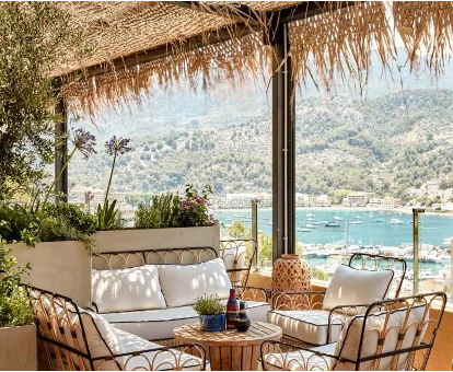 Zona de descanso del hotel para adultos Bikini Island en Port de Soller