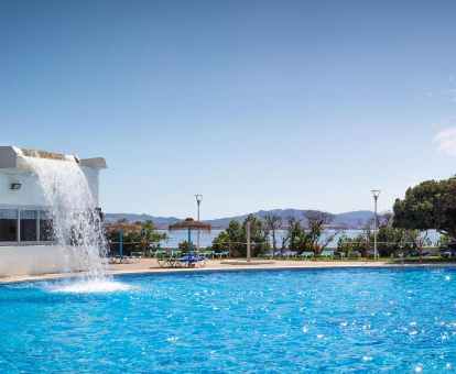 Pïscina al aire libre con fuente de agua del Hotel Cavanna con spa, La Manga del Mar Menor