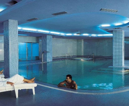 Piscina cubierta con tumbona en Hotel Cleopatra Palace