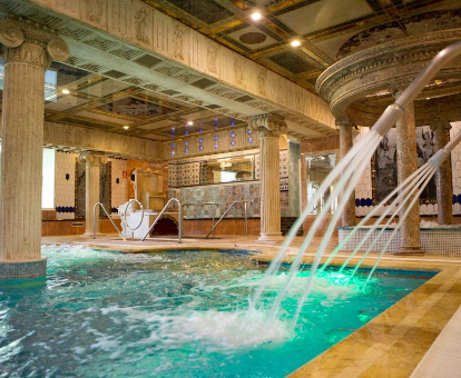 Piscina de hidromasaje del spa ubicado en el Hotel Convento I en Coreses