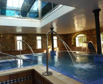 Piscina interior con chorros de sensaciones del Balneario de Corconte en Cabanas de Virtus