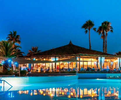 Anochecer en la zona de la piscina y vista al restaurante del hotel Estival Islantilla