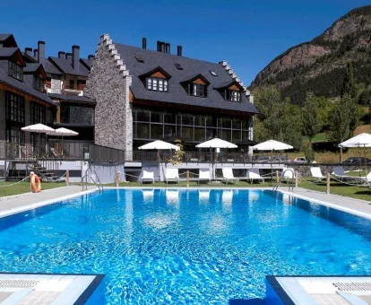 Piscina exterior del hotel con spa HG en Cerler