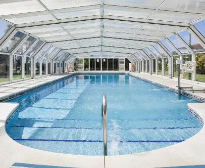 Piscina cubierta con vista al exterior en Ilunion Islantilla 