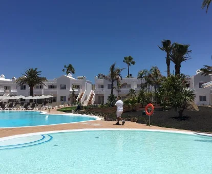 Piscina exterior del hotel con spa Labranda Corralejo Village, Corralejo