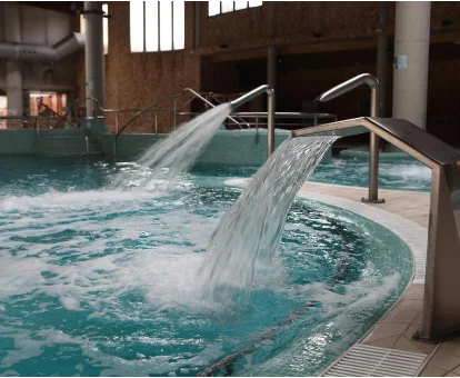Piscina de hidromasaje del spa ubicado en el Hotel Levante en Archena
