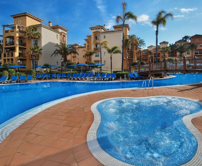 Piscinas con sistema de hidromasaje ubicadas en el Hotel con spa Marriott's en Marbella