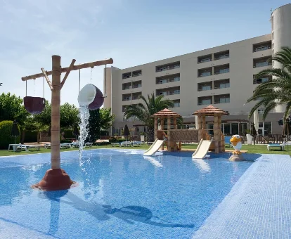 Piscina del hotel con spa del hotel mediterraneo en Roses