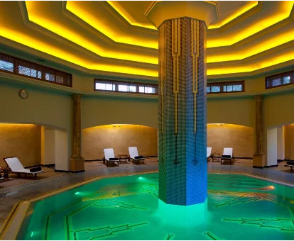 Piscina cubierta con tumbonas en hotel Meliá Isla Canela 