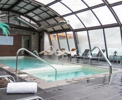 Piscina climatizada del Hotel con spa MiM Baqueira en Baqueira-Beret