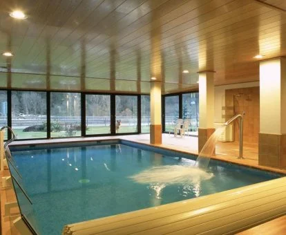 Piscina con duchas de hidromasaje del spa ubicado en el Hotel Peña en Arrós