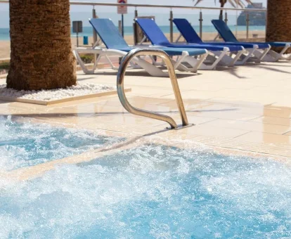 Piscina al aire libre con sistema de hidromasaje del Hotel Peñiscola Palace en Peñíscola  
