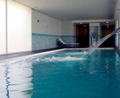Piscina con chorros y regaderas de hidromasaje del spa ubicado en el Hotel Port Ciutadella, en Ciutadella
