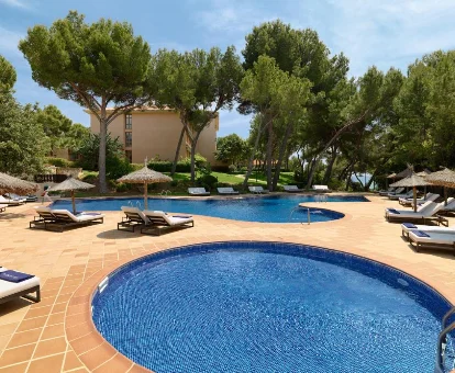 Piscinas con chorros de hidromasaje, ubicadas en el Hotel con spa H10 Punta negra en Portals Nous