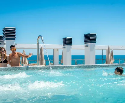 Piscina de hidromasaje lozalizada en el spa del hotel RH en Vinaros