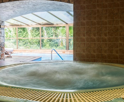 Piscina circular climatizada del spa del Hotel Rigat Park & Spa Hotel en Lloret de Mar