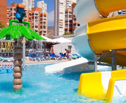 Piscina del hotel con spa Rosamar en Benidorm