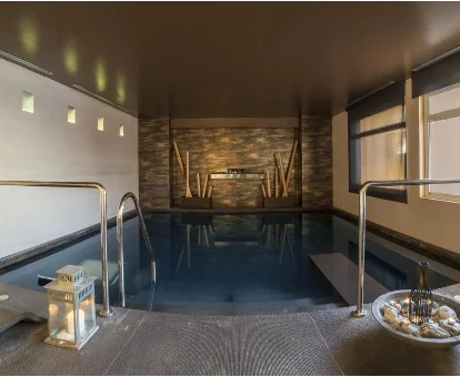 Piscina con sistema de hidromasaje del spa perteneciente al Park Hotel San Jorge en Platja d'Aro