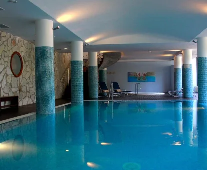 Piscina interior del spa localizado en el Hotel Santo Tomas, en Santo Tomás