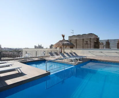 Piscina al aire libre del Hotel Saratoga con spa. Palma de Mallorca