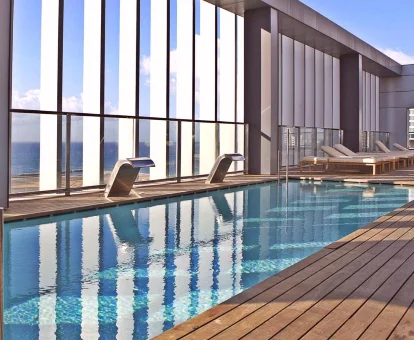 Piscina con fuente de agua y sistema de hidromasaje ubicada en el sp del Hotel SB en Barcelona