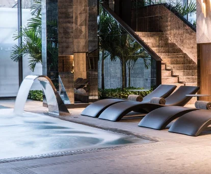 Piscina con hidromasaje del spa ubicado en el Hotel Sofia Barcelona