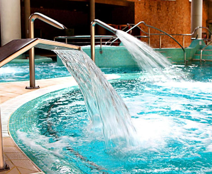Piscina con sistema de hidromasaje y agua a presión del Hotel Termas en Archena