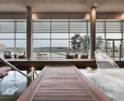 Piscina interior de hidromasaje ubicada en el hotel Valbusenda en Toro
