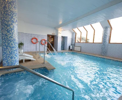 Piscina de sistema de hidromasaje del spa localizado en el Hotel Xauen en Montanejos