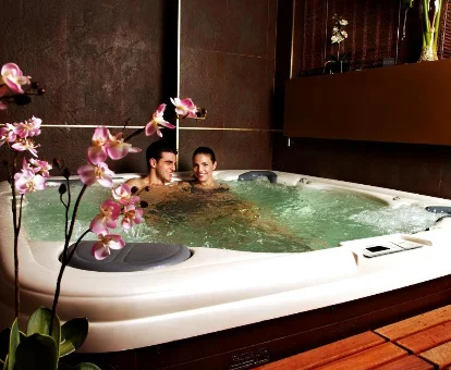 Jacuzzi con hidromasaje del Gran Chalet Hotel & Petit Spa en Vielha